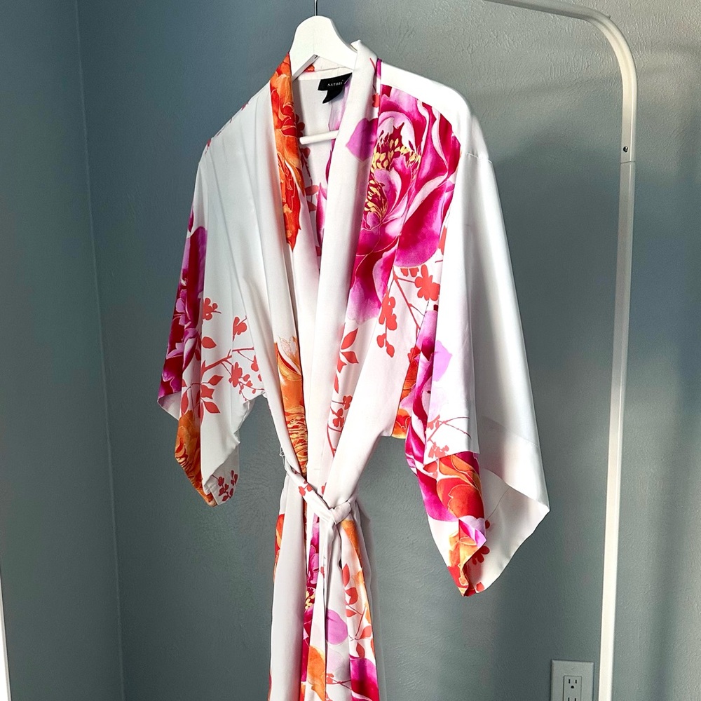 Natori Floral Print Robe ASO Khloe Kardashian - Picture 8 of 14